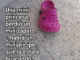 Un zapato rosa, pequeñito muy pequeñito en la piscina de Moraleja